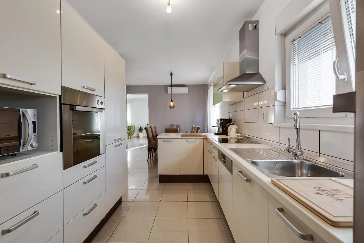 Home Holiday Petrcane Holiday home